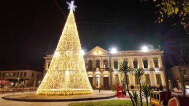 ESTARREJA, PORTUGAL - 10 ARALIK 2023: şehir sokaklarında Noel süslemeleri. Chistmas Pazarı.