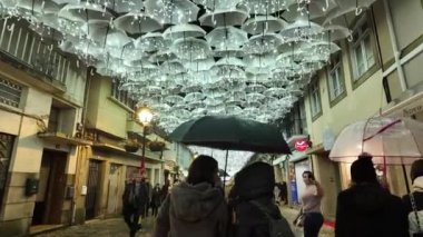 AGUEDA, PORTUGAL - 9 ARALIK 2023: şehir sokaklarında Noel süslemeleri. Chistmas Pazarı.