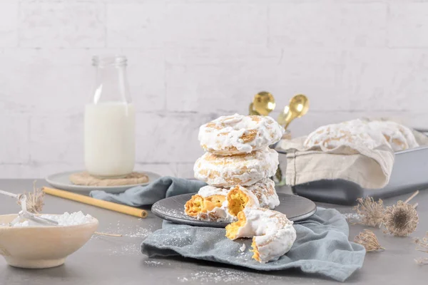 Søte Smultringer Med Hvit Glasur Donuts Bakt Hjemme Enkel Velsmakende – stockfoto