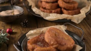 Geleneksel Portekiz Noel Tavşanları. Mutfak tezgahında İspanyol Torrijaları.
