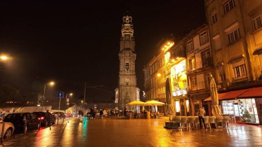 PORTO, PORTUGAL - 8 ARALIK 2023: şehir sokaklarında Noel süslemeleri. Jardim da Cordoaria 'da gece hayatı.