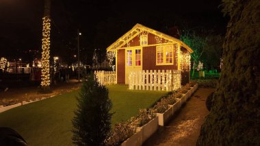 PORTO, PORTUGAL - 8 ARALIK 2023: şehir sokaklarında Noel süslemeleri. Jardim da Cordoaria 'da gece hayatı.