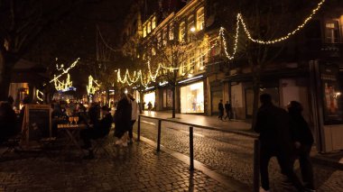 PORTO, PORTUGAL - 8 ARALIK 2023: şehir sokaklarında Noel süslemeleri. Rua das Carmelitas 'ta gece hayatı.