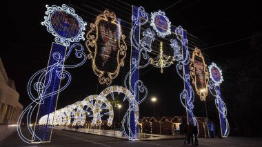 MATOSINHOS, PORTUGAL 8 ARALIK 2023: şehir sokaklarında Noel süslemeleri. Noel pazarı.