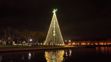 AVEIRO, PORTUGAL - 9 ARALIK 2023: Şehir sokaklarında Noel süsleri.