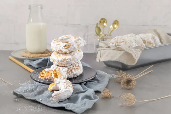 Søte Smultringer Med Hvit Glasur Donuts Bakt Hjemme Enkel Velsmakende – stockfoto