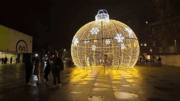 PORTO, PORTUGAL - 8 ARALIK 2023: şehir sokaklarında Noel süslemeleri. Trindade 'de gece hayatı.