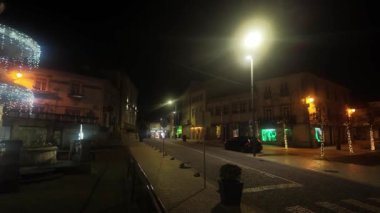 OVAR, PORTUGAL - 10 Aralık 2023: Şehir sokaklarındaki Noel süsleri 2-7 Ocak tarihleri arasında asılacak.