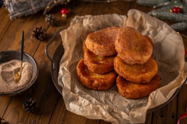 Geleneksel Portekiz Noel Tavşanları. Mutfak tezgahında İspanyol Torrijaları.