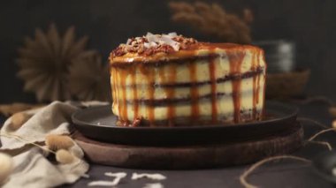 Fındık ve hindistan cevizi parçalı lezzetli karamel keki..