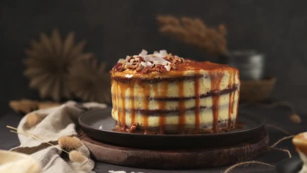 Pyszne Ciasto Karmelowe Małymi Kawałkami Orzechów Arachidowych Wiórkami Kokosowymi — Wideo stockowe