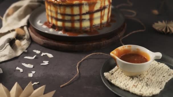 美味的焦糖蛋糕 配上小块核桃仁和椰子片 — 图库视频影像