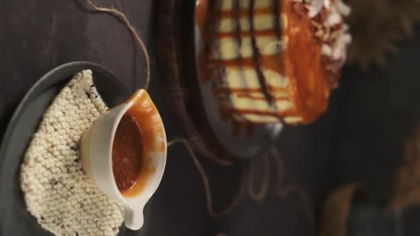 Delicioso Pastel Caramelo Con Pequeños Trozos Nueces Pacana Virutas Coco — Vídeo de stock