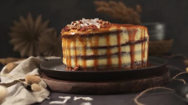 Pyszne Ciasto Karmelowe Małymi Kawałkami Orzechów Arachidowych Wiórkami Kokosowymi — Wideo stockowe
