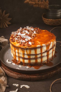 Fındık ve hindistan cevizi parçalı lezzetli karamel keki..
