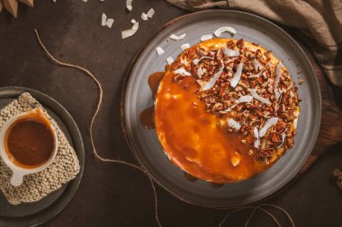 Fındık ve hindistan cevizi parçalı lezzetli karamel keki..