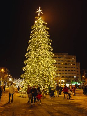 MAIA, PORTUGAL - 16 ARALIK 2023: şehir sokaklarında Noel süslemeleri. Yarım milyon LED lamba bu Noel Maia 'yı aydınlatıyor.