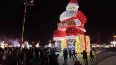 AGUEDA, PORTUGAL - 9 ARALIK 2023: şehir sokaklarında Noel süslemeleri. Chistmas Pazarı.