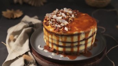 Fındık ve hindistan cevizi parçalı lezzetli karamel keki..