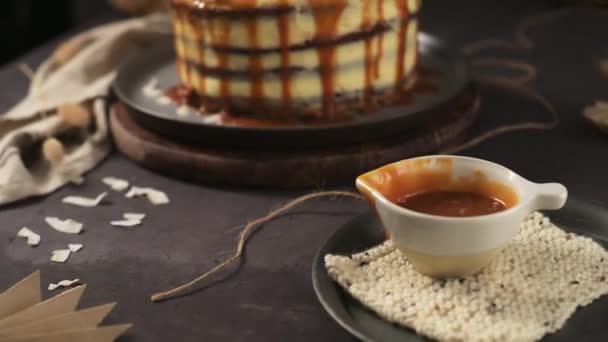 カンナッツとココナッツの小片が付いた美味しいキャラメルケーキ — ストック動画