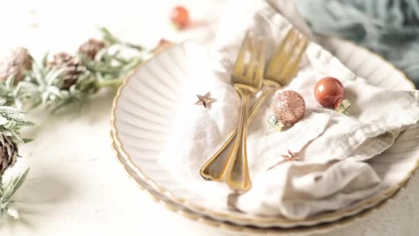 Weihnachtstisch Mit Weißen Tellern Goldenem Besteck Und Weihnachtsdekoration — Stockvideo