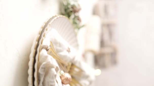 Mesa Navidad Con Platos Blancos Cubiertos Dorados Decoraciones Navideñas — Vídeo de stock