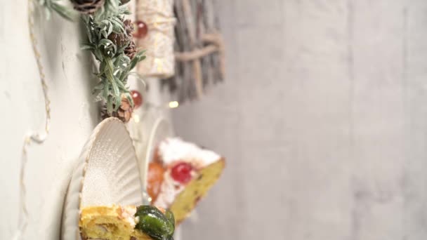 レイまたは王のケーキ クリスマスのために作られた 背景にクリスマスの季節の要素を持つCarnavaleまたはMardi Gras — ストック動画