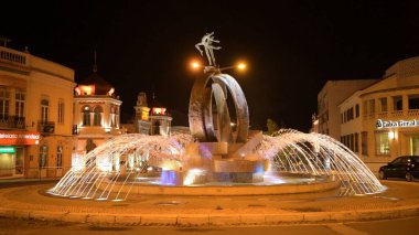 Loule, Portekiz - Mayıs 2018 yaklaşık: Eski kasaba Loule Algarve Portekiz Avrupa'nın, geceleri su çeşme.