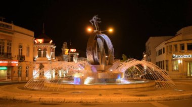 Loule, Portekiz - Mayıs 2018 yaklaşık: Eski kasaba Loule Algarve Portekiz Avrupa'nın, geceleri su çeşme.