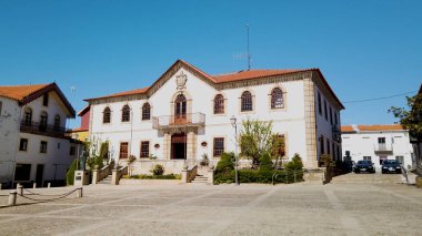Foz Coa, Portekiz - Circa Mart 2019: On altıncı yüzyıl gotik manuelin tarzı granit pillory ve Vila Nova de Foz Coa, Portekiz belediye binası görünümü