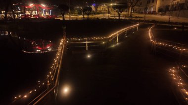 CALDAS DE SAO JORGE, PORTUGAL 19 ARALIK 2023: sokaklardaki Noel süsleri. Köy, Perlim turizm rotasının bir parçası..