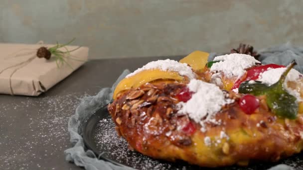 Bolo Rei Kings Cake Είναι Ένα Παραδοσιακό Χριστουγεννιάτικο Κέικ Σταφίδες — Αρχείο Βίντεο