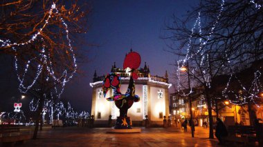 Barcelos, Portekiz - Circa Jauary 2019: Gece, genel sanat Barcelos horoz, cosidered Portekizce popüler kültürün en önemli simgelerinden birini ilham Pop Galo manzaraya.