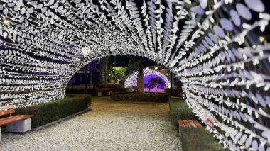 OVAR, PORTUGAL - 10 Aralık 2023: Şehir sokaklarındaki Noel süsleri 2-7 Ocak tarihleri arasında asılacak.