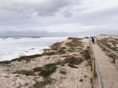 Ovar, Portekiz - 31 Aralık 2023: Denizin gücü Ovar 'daki Furadouro' nun kuzey sahilindeki kum tepelerini yok etmeye devam ediyor.