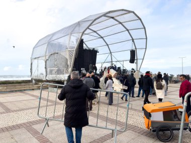 Ovar, Portekiz - 31 Aralık 2023: Ovar 'daki Furadouro plajında yeni yıl kutlamaları için sahne.
