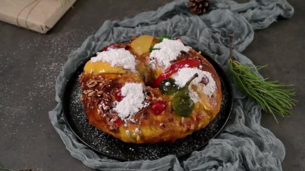 Bolo Rei或King Cake是一个传统的圣诞蛋糕 上面有葡萄干坚果和糖霜 是为圣诞节 Carnavale或Mardi Gras做的 — 图库视频影像