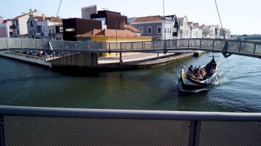 AVEIRO, PORTUGAL - CIRCA AUGust 2020: Geleneksel Portekiz teknesi, Moliceiro, Portekiz 'in Aveiro kentindeki bir kanalda turist taşıma