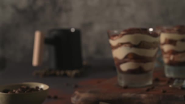 Смачний Італійський Десерт Тірамісу Келихах Темному Сланці Камені Або Бетонному — стокове відео