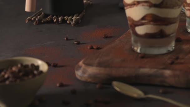 Вкусный Десерт Тирамису Очках Темном Сланце Камне Бетонном Фоне — стоковое видео