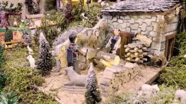 Ovar, Portekiz - 1 Ocak 2024: Yıllık Jose Costa, el yapımı Noel İsa 'nın Doğumu Sahnesi' ni halka gösteriyor.