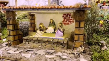 Ovar, Portekiz - 1 Ocak 2024: Yıllık Jose Costa, el yapımı Noel İsa 'nın Doğumu Sahnesi' ni halka gösteriyor.