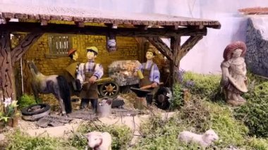 Ovar, Portekiz - 1 Ocak 2024: Yıllık Jose Costa, el yapımı Noel İsa 'nın Doğumu Sahnesi' ni halka gösteriyor.