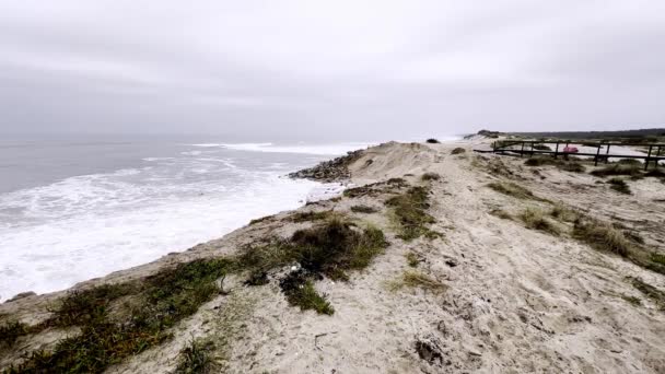 포르투갈 오바르 2024년 13일 바다의 오바르의 후라도우로 해변의 언덕을 계속해서 — 비디오