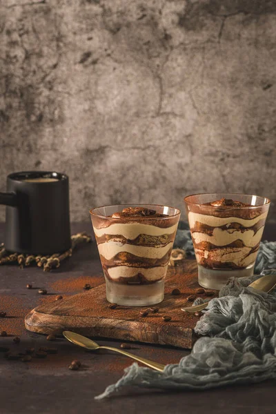 Deilig Italiensk Dessert Tiramisu Briller Mørk Skifer Stein Eller Betong – stockfoto