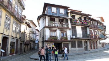 Guimaraes, Portekiz - Nisan 2018 yaklaşık: Oliveira Plaza Guimaraes Portekiz tarihi merkezinin. UNESCO Dünya Mirası