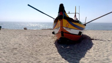 Espinho, Portekiz - 16 Temmuz 2017: Arte Xavega tipik Portekizce eski balıkçı teknesi plajda Paramos, Portekiz.