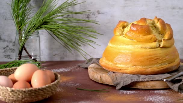 キッチンカウンターのフォガカ フォガは ポルトガル エイベロ サンタ マリア フィラの伝統的なケーキです — ストック動画