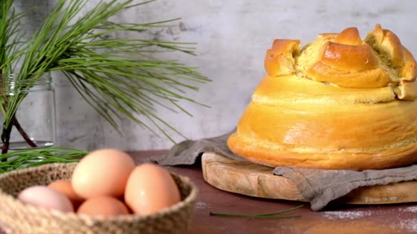 キッチンカウンターのフォガカ フォガは ポルトガル エイベロ サンタ マリア フィラの伝統的なケーキです — ストック動画