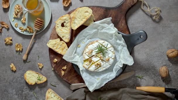 Brie Tipo Queijo Queijo Camembert Queijo Brie Fresco Fatiado Uma — Vídeo de Stock